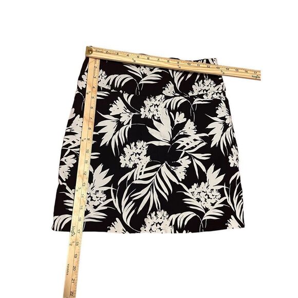 S.C. & Co. Skort Womens Size XS Black White Floral 360 Tummy Stretch Size small - Picture 3 of 8